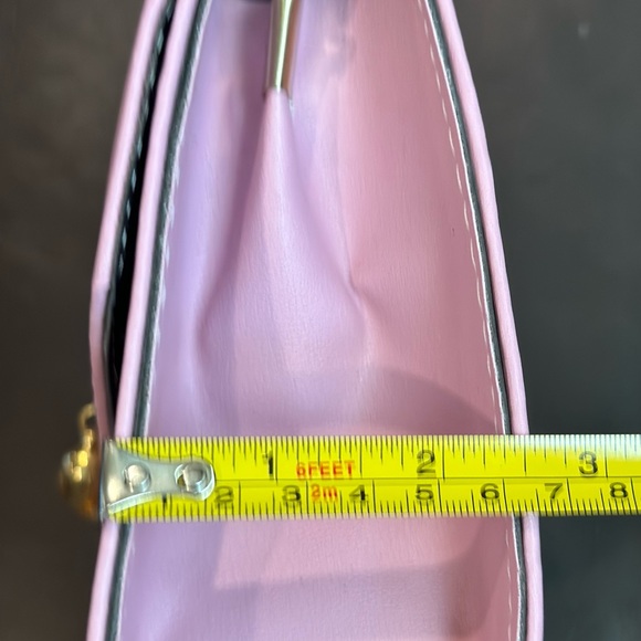 Available in 5 colors. Crossbody strap included. Magnetic closure, zip pocket. - Picture 4 of 7